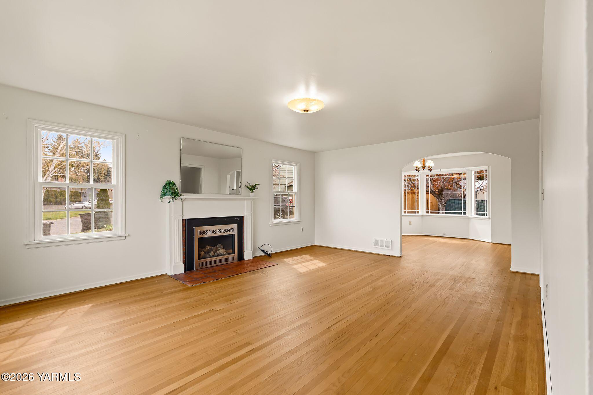 3102 Summitview Avenue Yakima, WA 98902 - Photo 7 of 25 Living Room