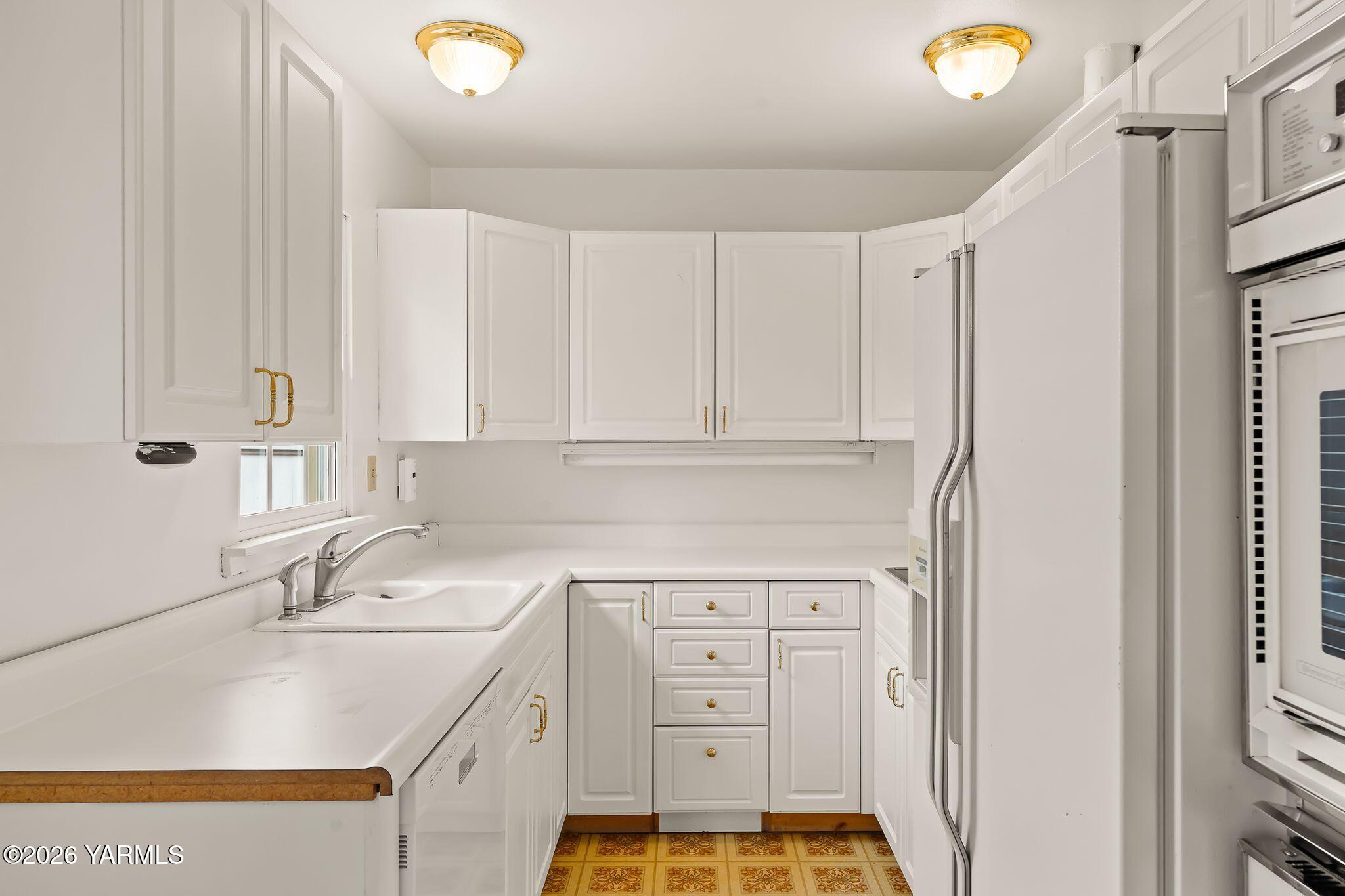 3102 Summitview Avenue Yakima, WA 98902 - Photo 10 of 25 Kitchen