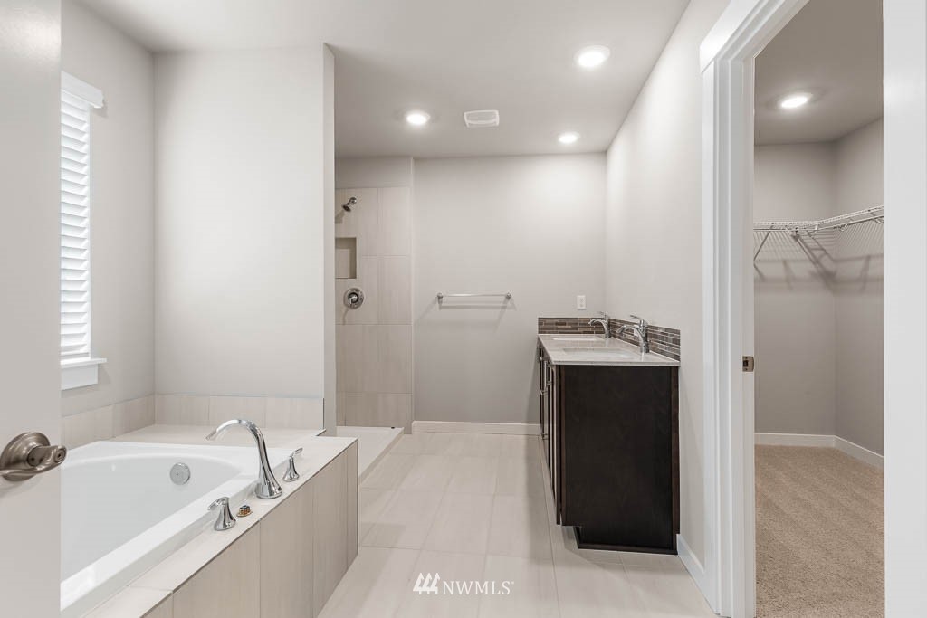 104 211th Street Southeast, Unit P18 Bothell, WA 98021 - Photo 23 of 31 a spacious bathroom with a bathtub and a sink