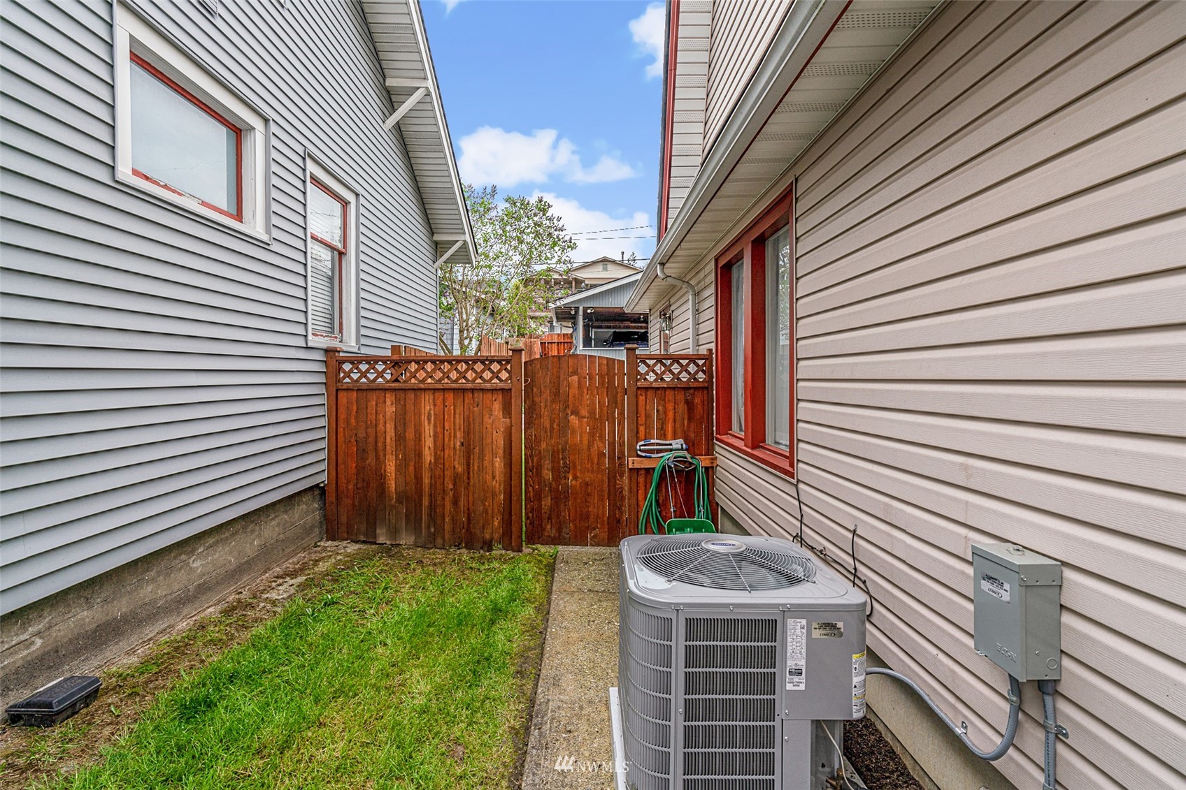 3626 Rockefeller Avenue Everett, WA 98201 - Photo 38 of 40 a view of a backyard with plants and wooden fence
