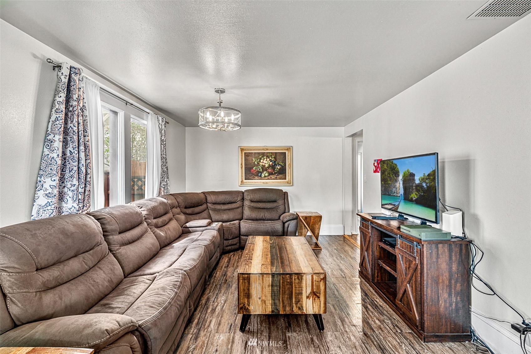3626 Rockefeller Avenue Everett, WA 98201 - Photo 10 of 40 a living room with furniture and a flat screen tv