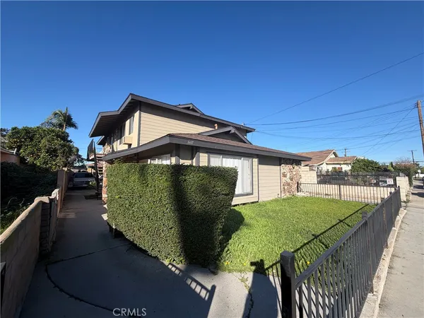 a view of a back yard of the house