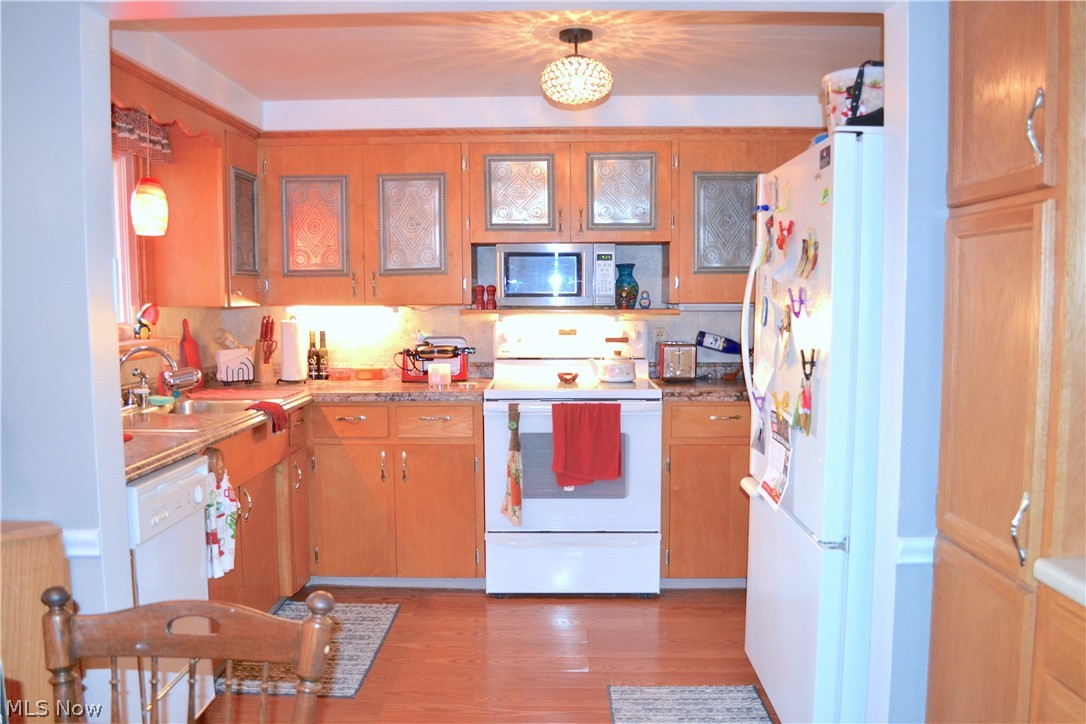 974 Roseland Road Alliance, OH 44601 - Photo 7 of 30 Eat in kitchen