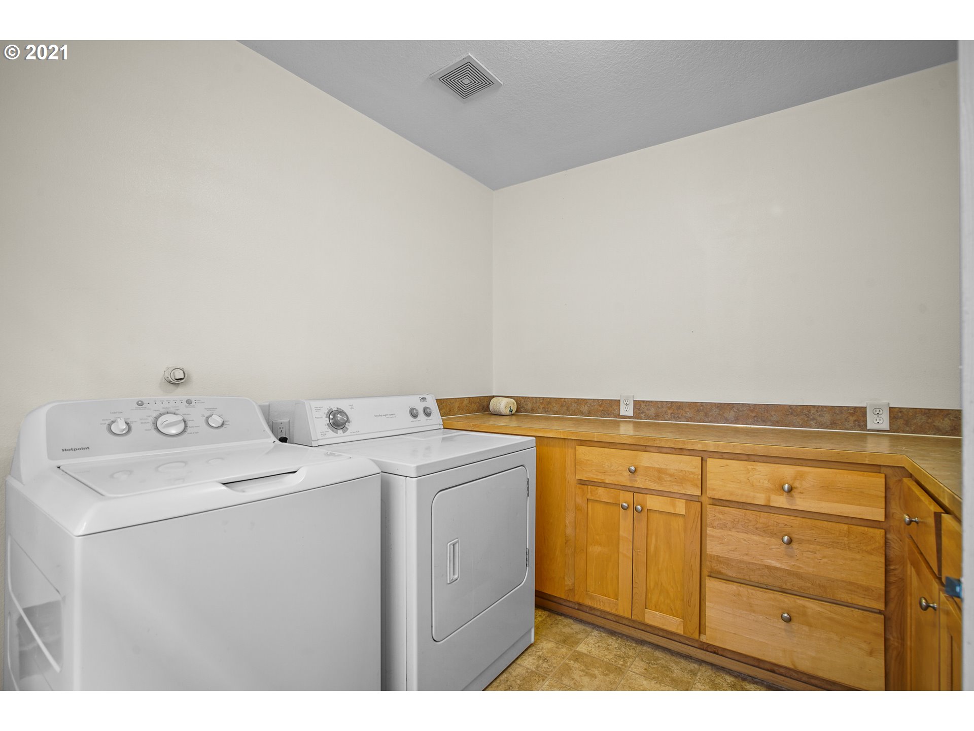 1304 Southwest Freeman Street Portland, OR 97219 - Photo 22 of 32 Gallery Image 22