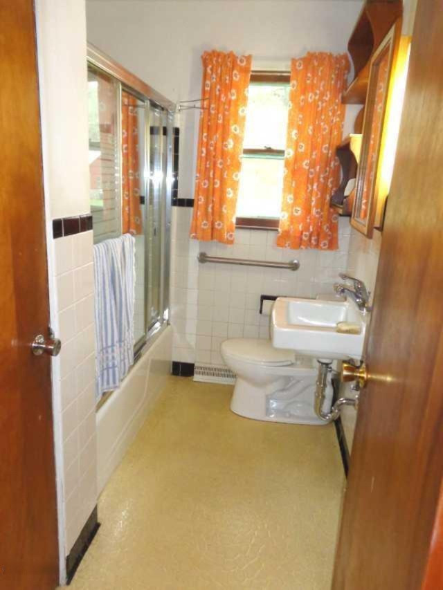 406 Meade Road Niles, MI 49120 - Photo 8 of 17 Bathroom