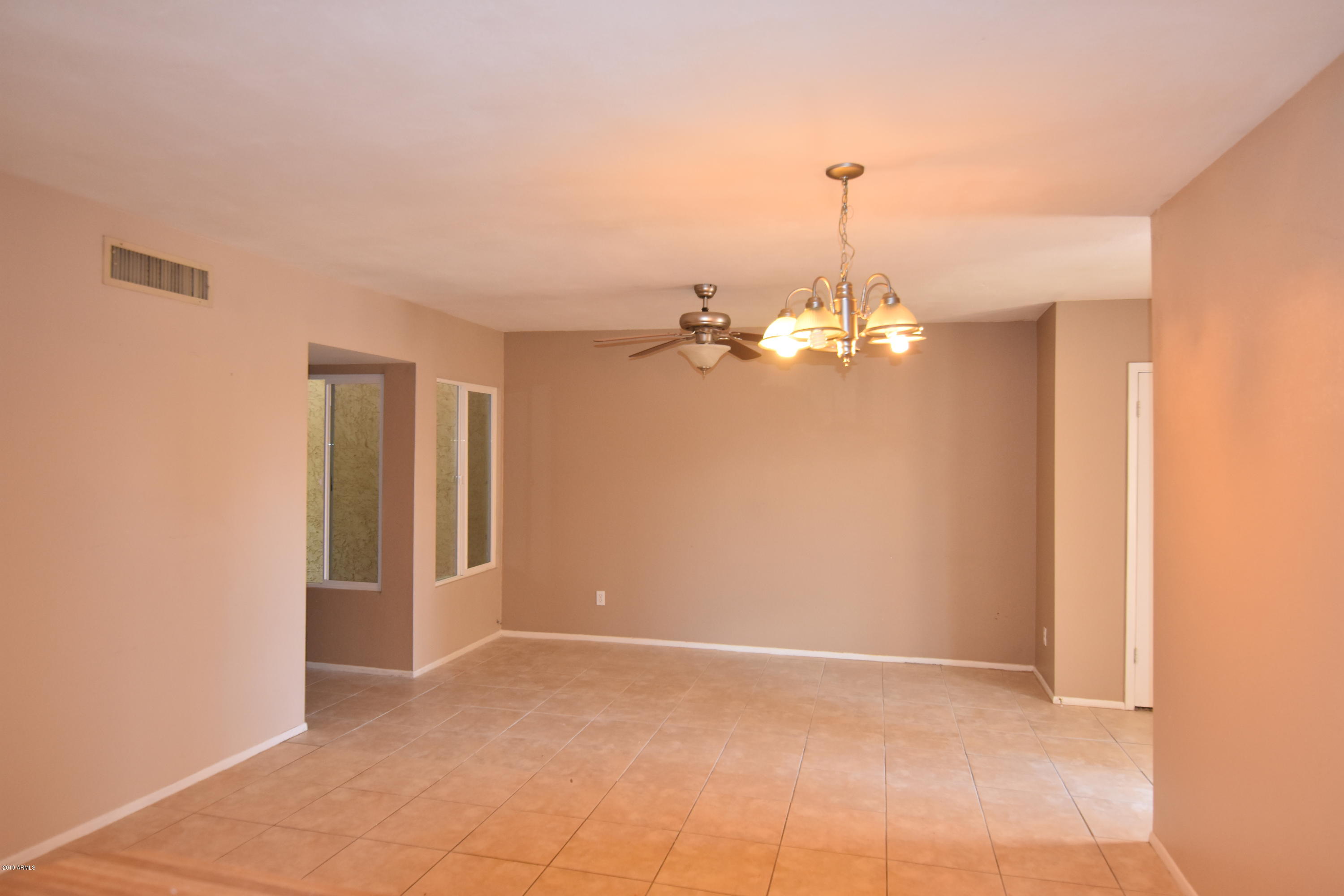 2301 West Vineyard Road Tempe, AZ 85282 - Photo 4 of 14 DSC_0284