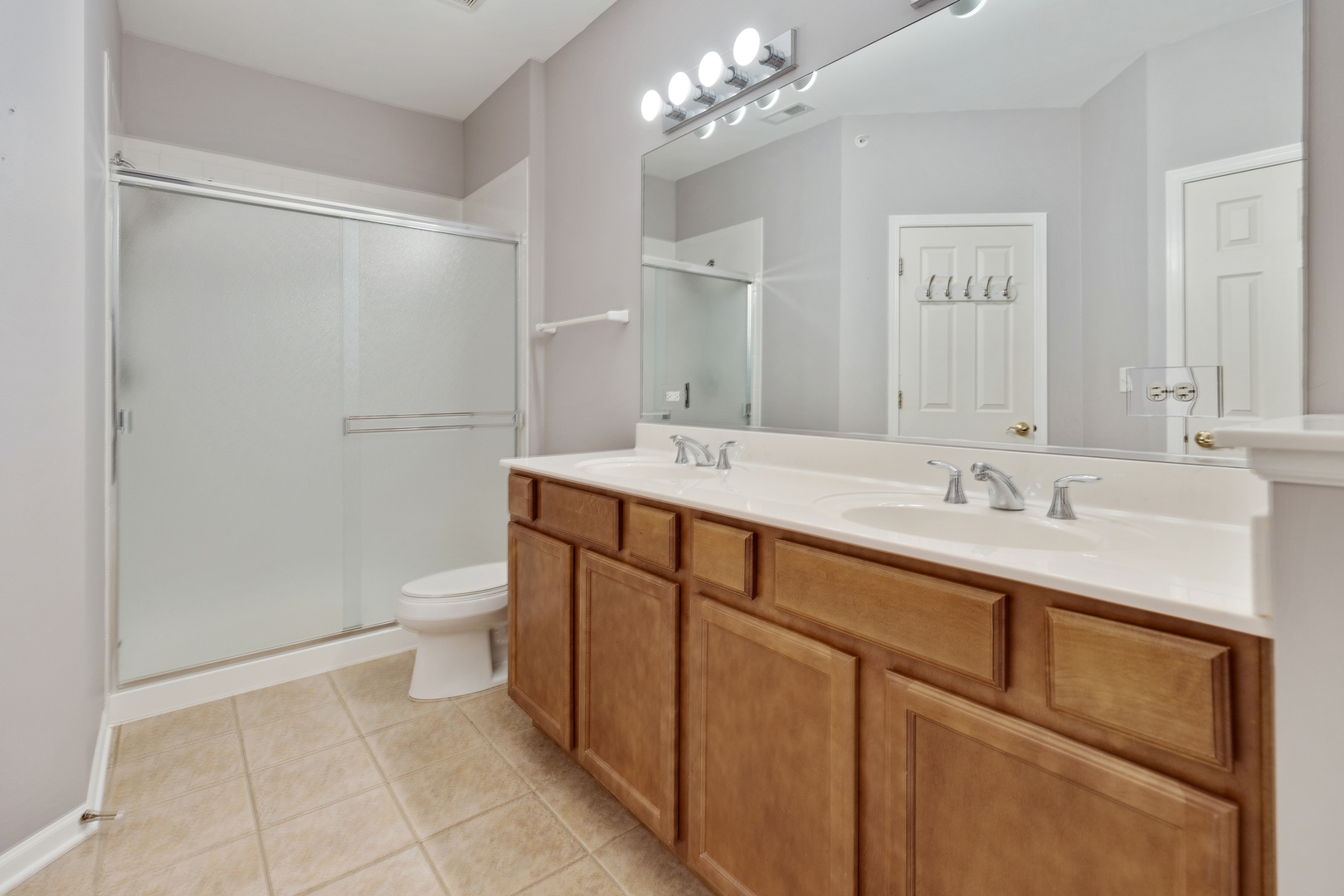 1382 Scarboro Road, Unit 1006 Schaumburg, IL 60193 - Photo 12 of 16 a bathroom with a sink toilet and a mirror