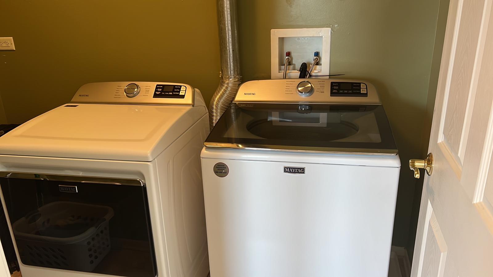 1382 Scarboro Road, Unit 1006 Schaumburg, IL 60193 - Photo 13 of 16 a utility room with dryer and washer