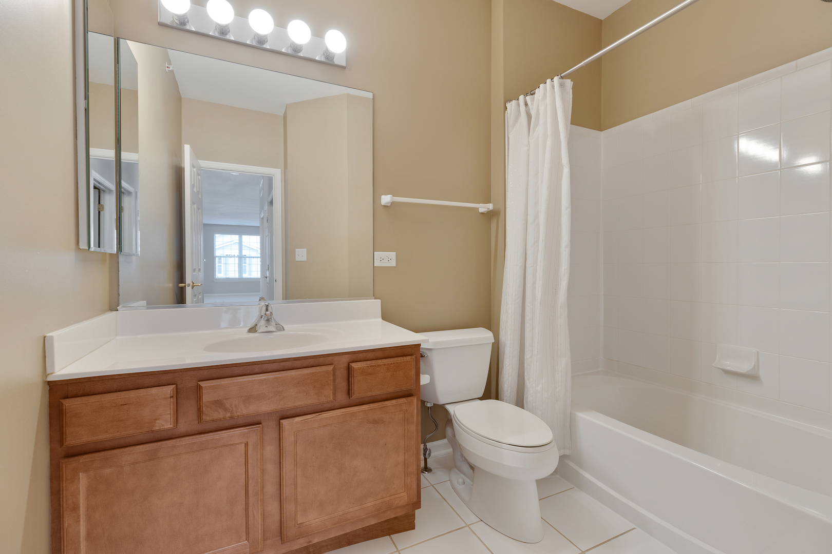 1382 Scarboro Road, Unit 1006 Schaumburg, IL 60193 - Photo 15 of 16 a bathroom with a sink toilet vanity and shower