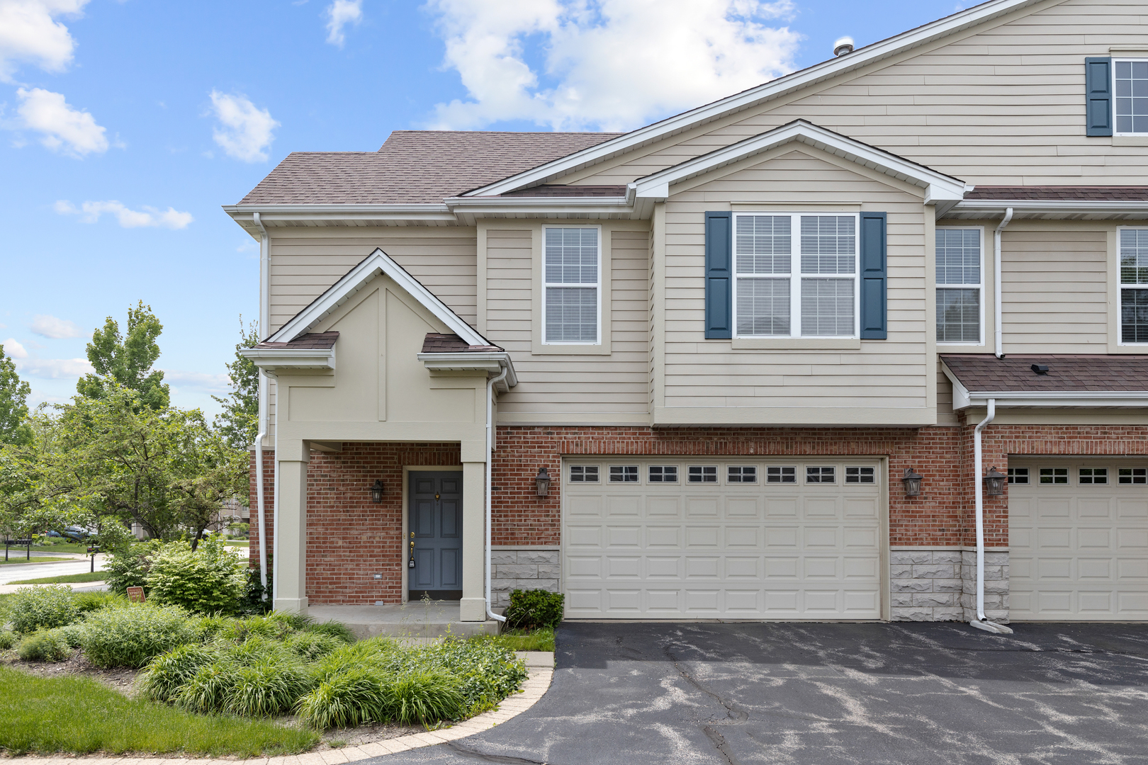 1382 Scarboro Road, Unit 1006 Schaumburg, IL 60193 - Photo 16 of 16 a front view of a house with a garden