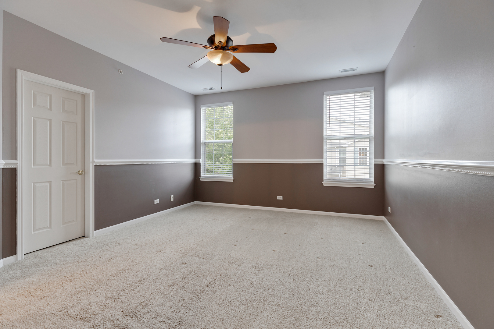 1382 Scarboro Road, Unit 1006 Schaumburg, IL 60193 - Photo 8 of 16 an empty room with windows and fan