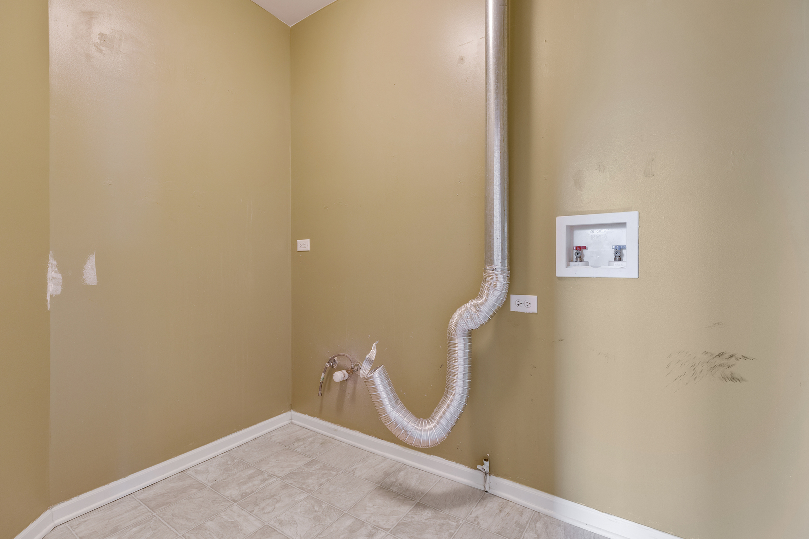 1382 Scarboro Road, Unit 1006 Schaumburg, IL 60193 - Photo 10 of 16 a room with a sink and a mirror