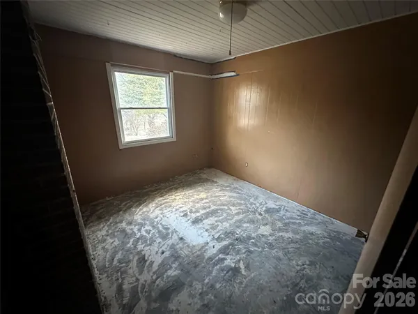 a view of empty room with window