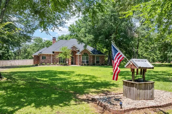 a view of a house with backyard and entertaining space