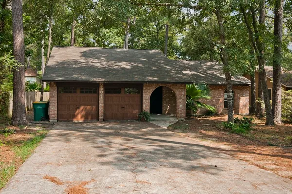 $2,100 | 2107 West Lacey Oak Circle, The Woodlands, TX 77380