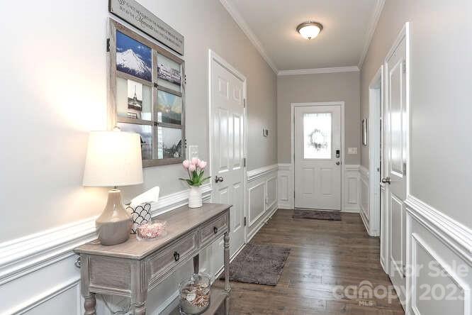 9728 Chase View Drive Matthews, NC 28105 - Photo 3 of 25 a bathroom with a sink and a mirror