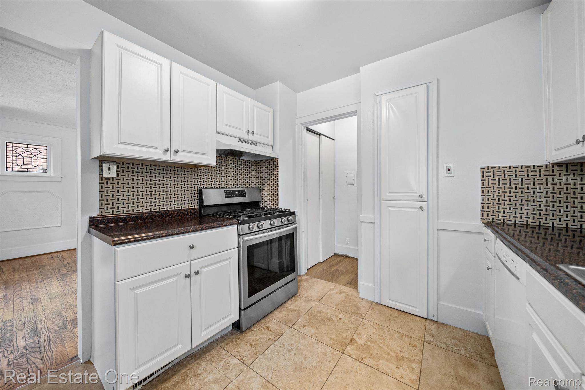 56 Devonshire Road Pleasant Ridge, MI 48069 - Photo 12 of 49 kitchen