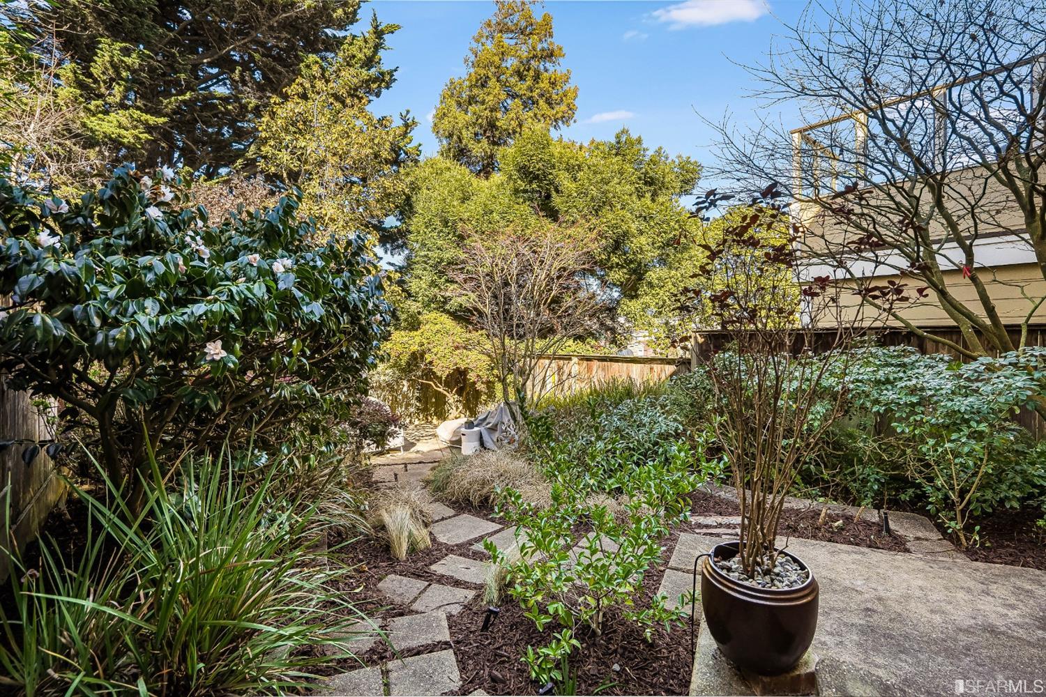 720 Waller Street San Francisco, CA 94117 - Photo 38 of 44 a view of a garden with a fountain