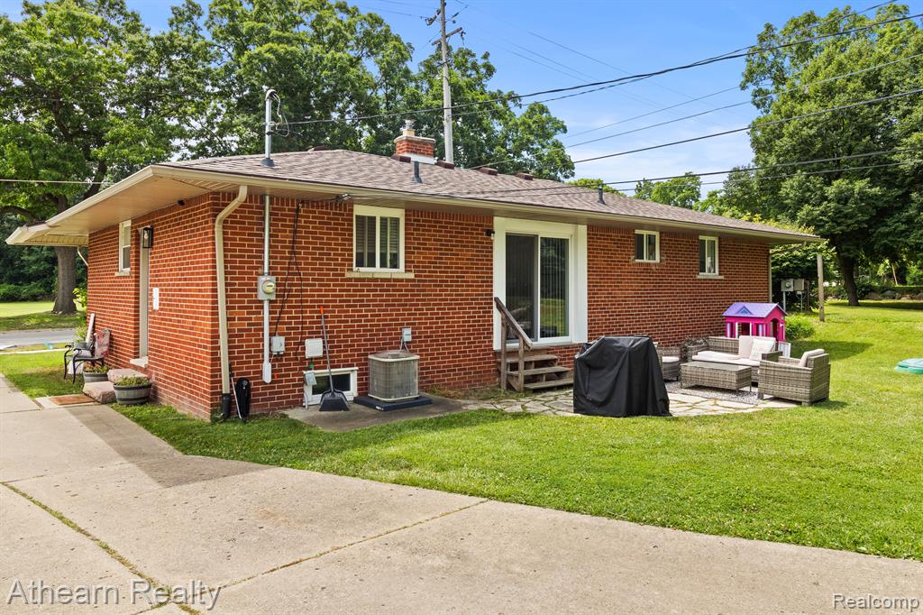 1290 State Road Fenton, MI 48430 - Photo 5 of 32 Gallery Image 5