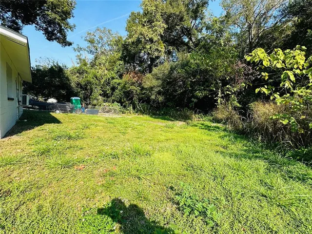 a view of yard with green space