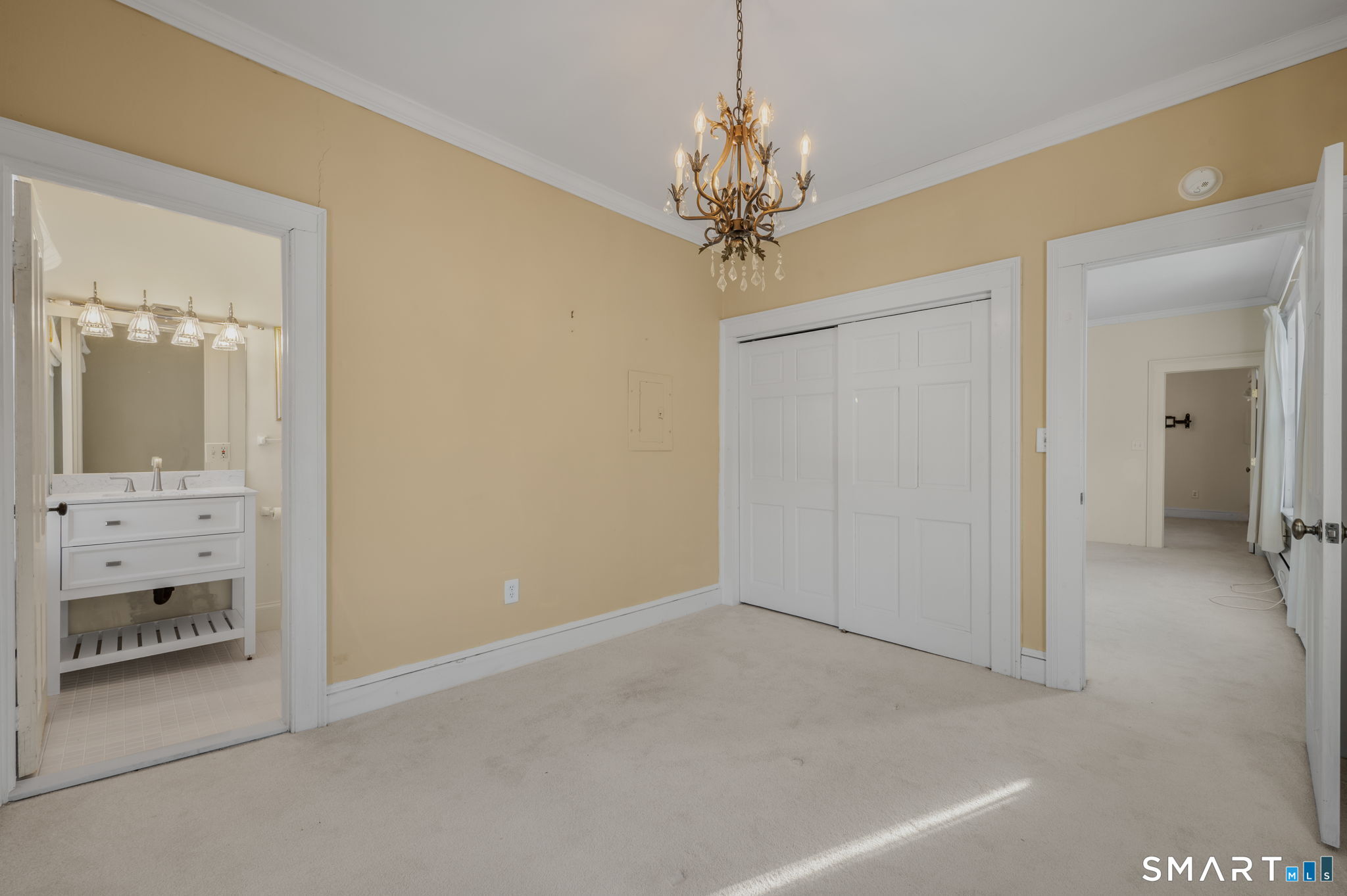 9 Lyme Street, Unit 7 Old Lyme, CT 06371 - Photo 13 of 23 en empty room with a mirror and a sink