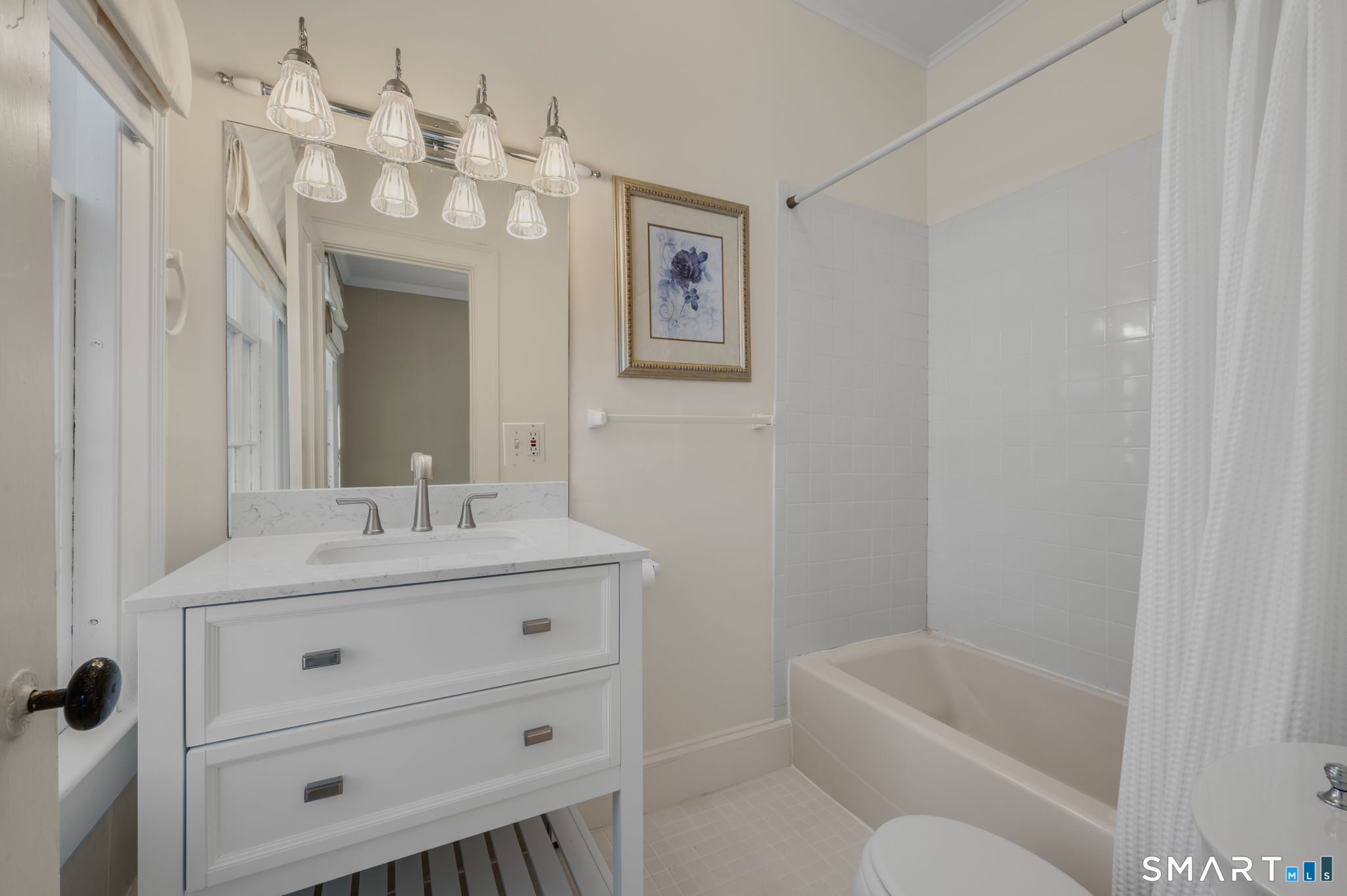 9 Lyme Street, Unit 7 Old Lyme, CT 06371 - Photo 14 of 23 a bathroom with a tub a sink and mirror