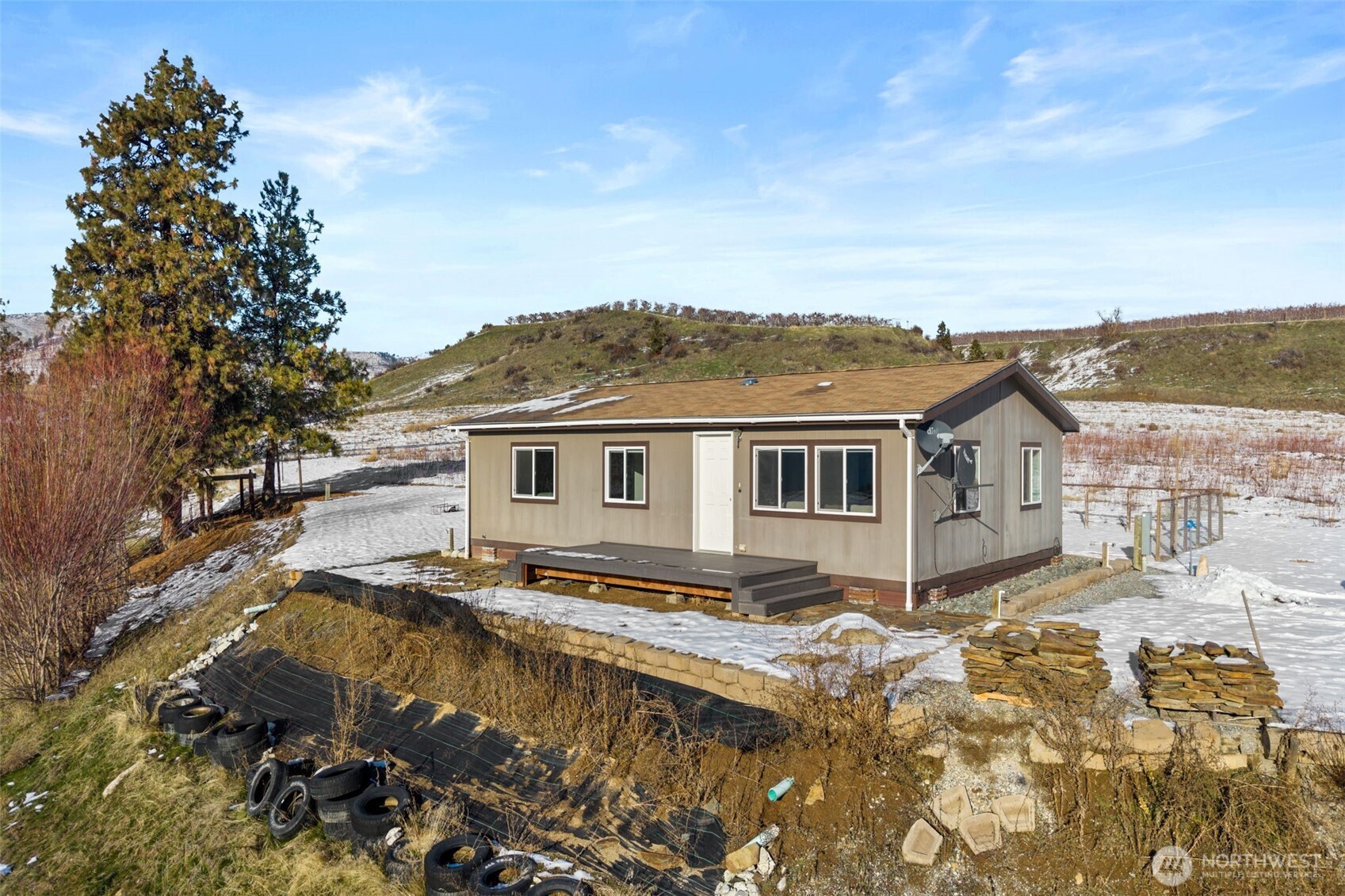 a view of a house with a yard