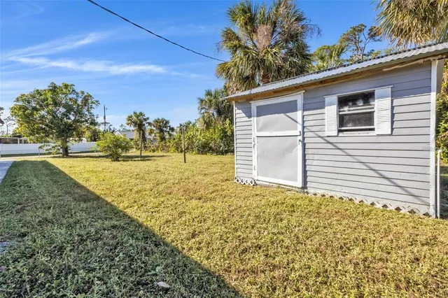 a view of a backyard