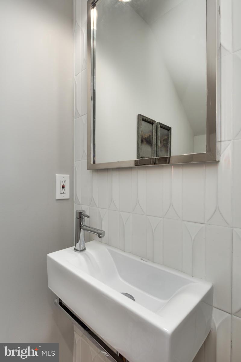 1723 Willard Street Northwest Washington, DC 20009 - Photo 11 of 30 Half Bath