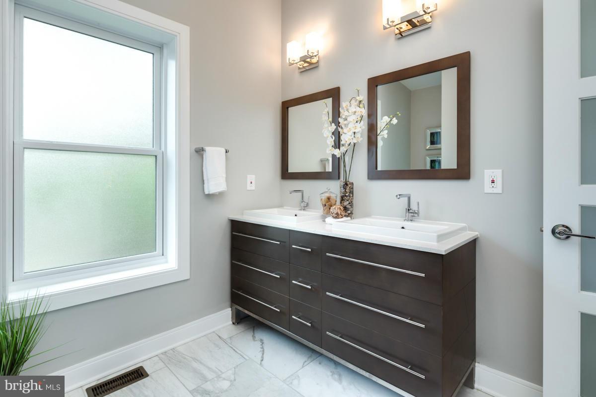 1723 Willard Street Northwest Washington, DC 20009 - Photo 15 of 30 Bath (Master)