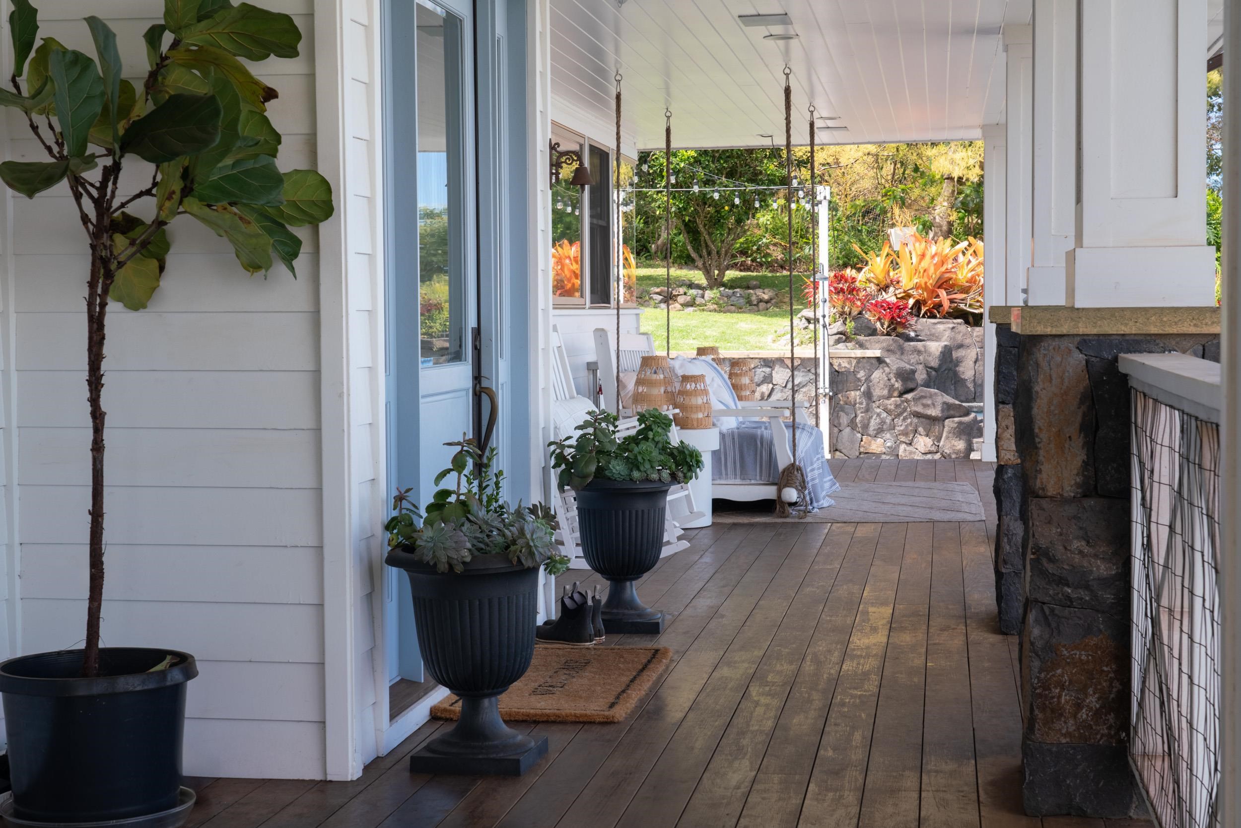 1630 Olinda Road Makawao, HI 96768 - Photo 3 of 50 a room with furniture and a potted plant