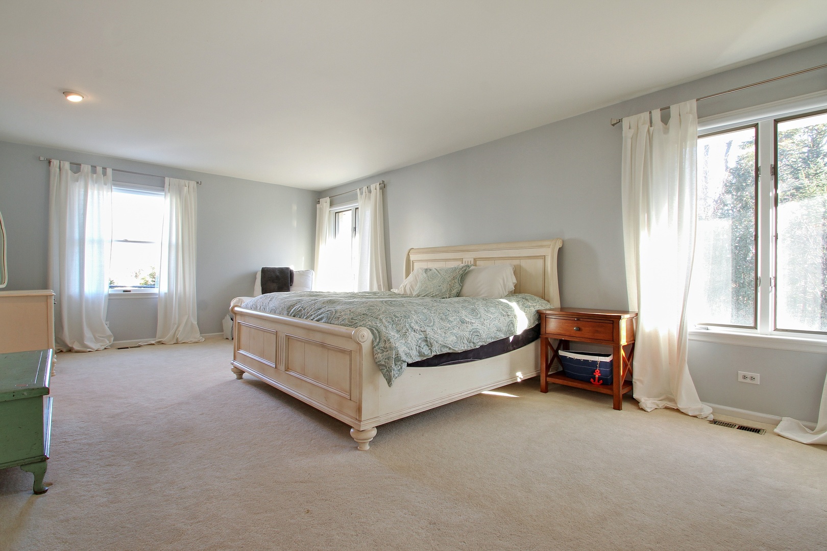 77 Brandon Road Northfield, IL 60093 - Photo 9 of 18 a bedroom with a bed and a window