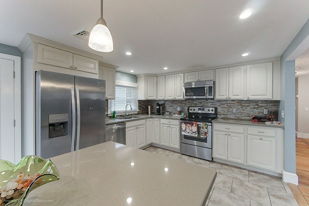 7 Wilbur Avenue Newport, RI 02840 - Photo 3 of 25