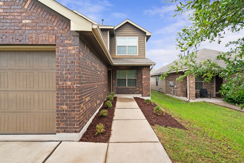 7204 Outfitter Drive Austin, TX 78744 - Photo 2 of 33