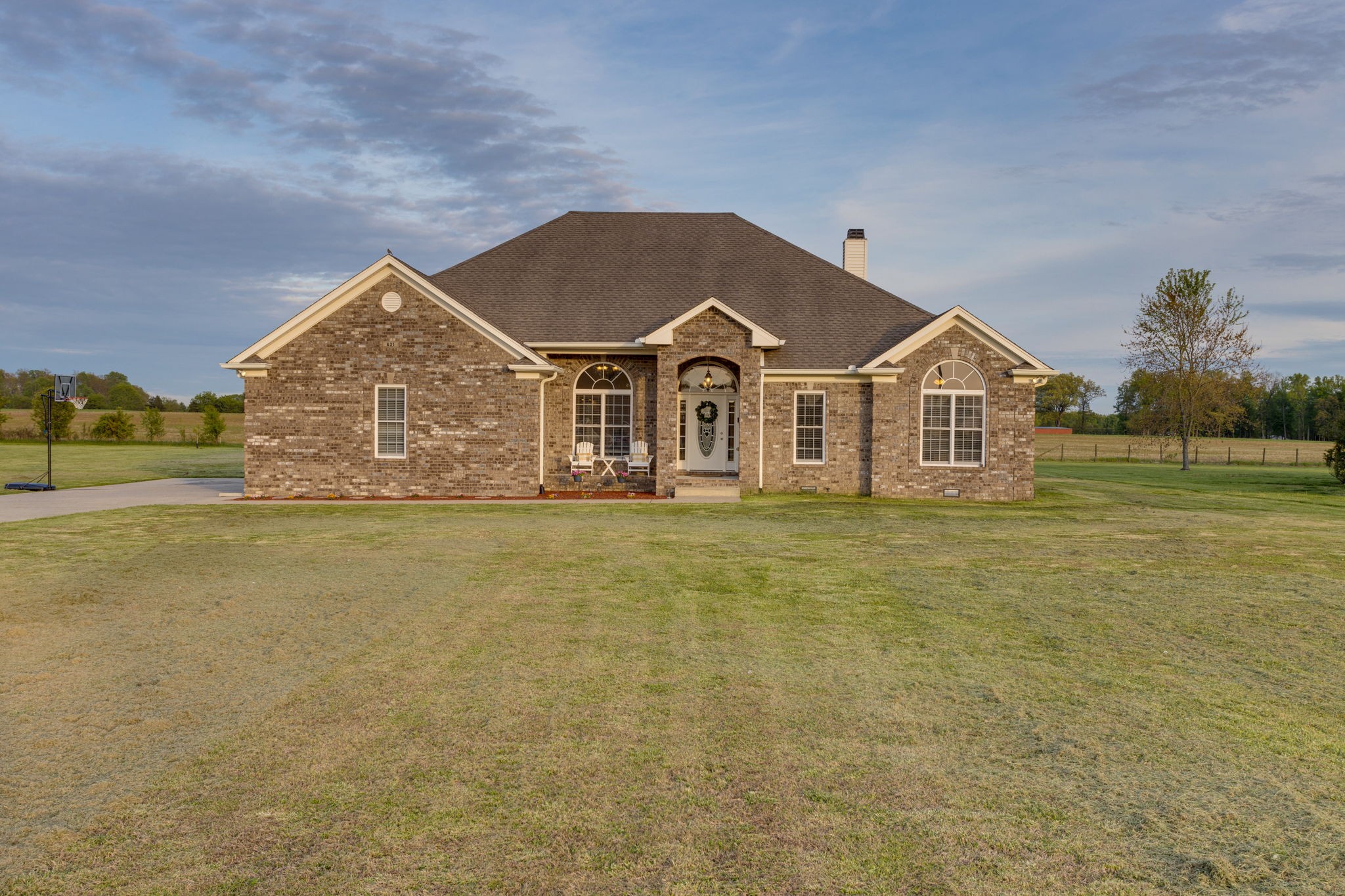 621 Jackson Road Portland, TN 37148 - Photo 2 of 32 a front view of a house with large garden