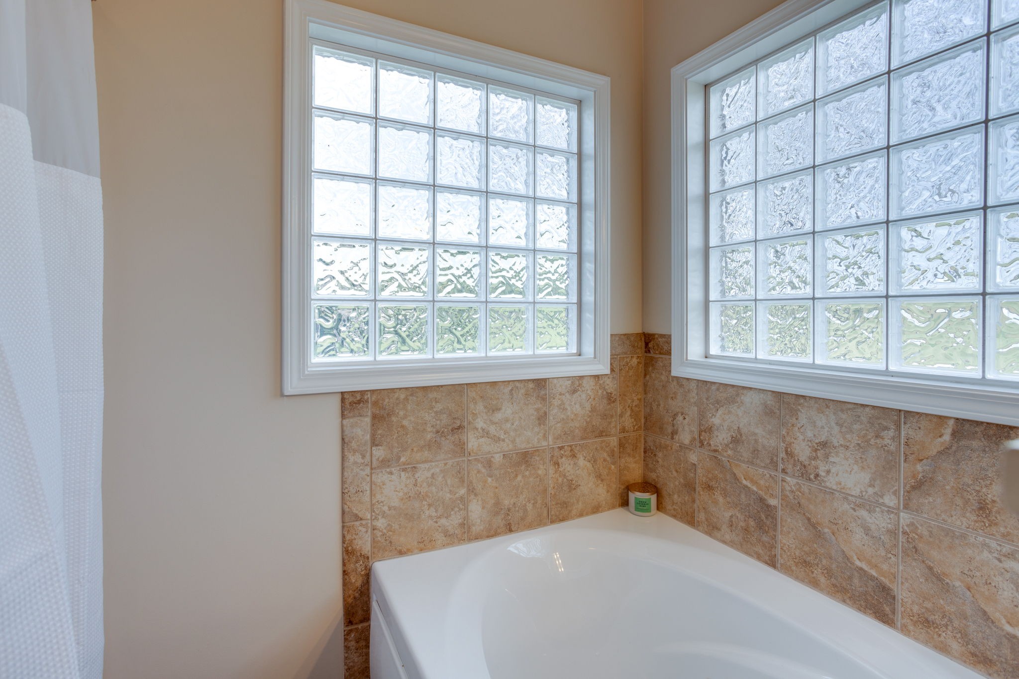 621 Jackson Road Portland, TN 37148 - Photo 24 of 32 a bathroom with a bathtub