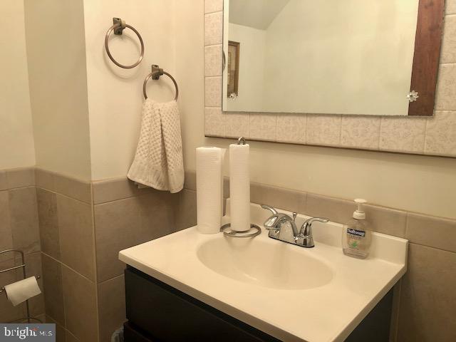 142 Church Road Elkins Park, PA 19027 - Photo 21 of 108 Bathroom off family Room