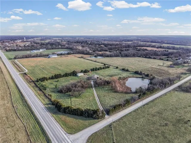 $299,900 | 302 Southeast 901 Road, Clinton, MO 64735