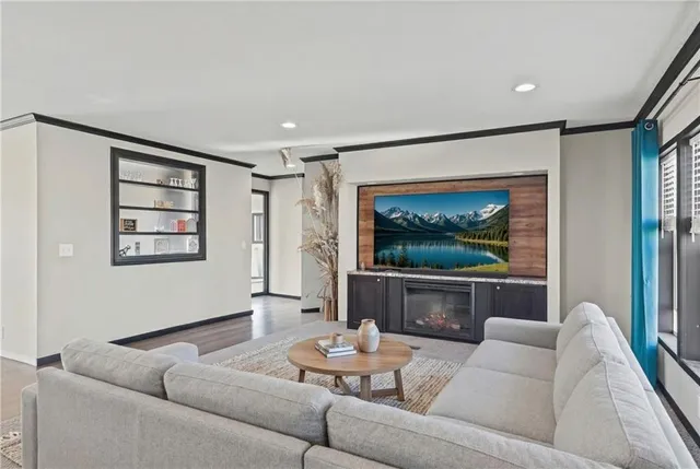 $299,900 | 302 Southeast 901 Road, Clinton, MO 64735