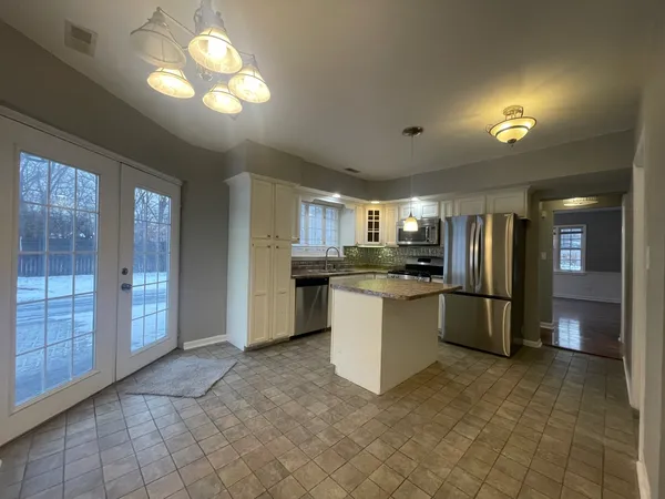 $2,800 | 1009 61st Street, La Grange Highlands, IL 60525