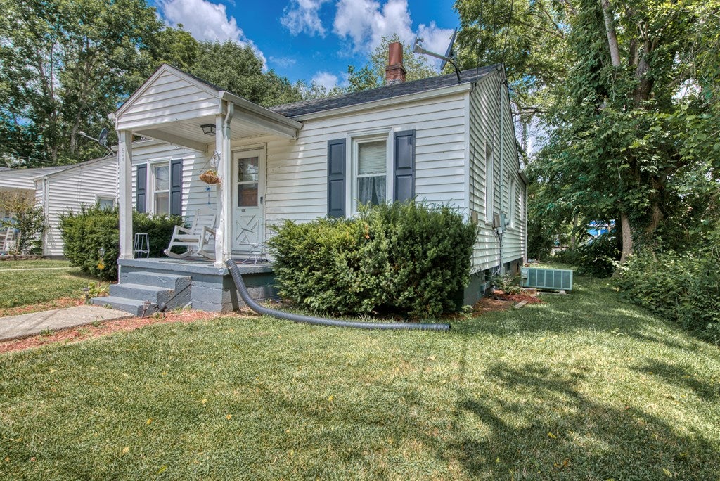 549 Colonial Road Southwest Abingdon, VA 24210 - Photo 3 of 16 Gallery Image 3