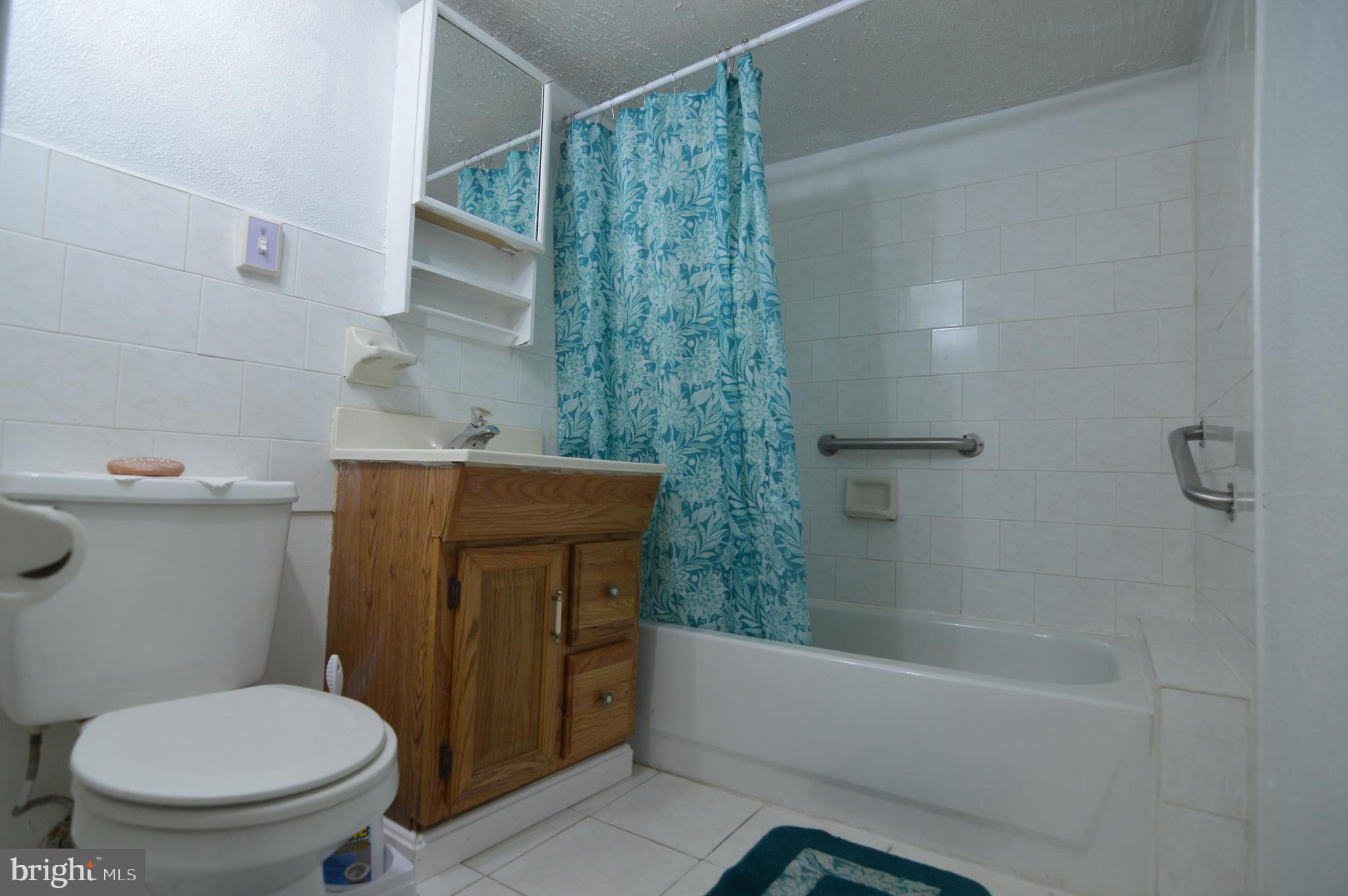 6802 Killarney Street Clinton, MD 20735 - Photo 10 of 19 a bathroom with a toilet and a bathtub