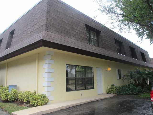9290 Southwest 61st Way, Unit 27B Boca Raton, FL 33428 - Photo 3 of 14 Exterior Front