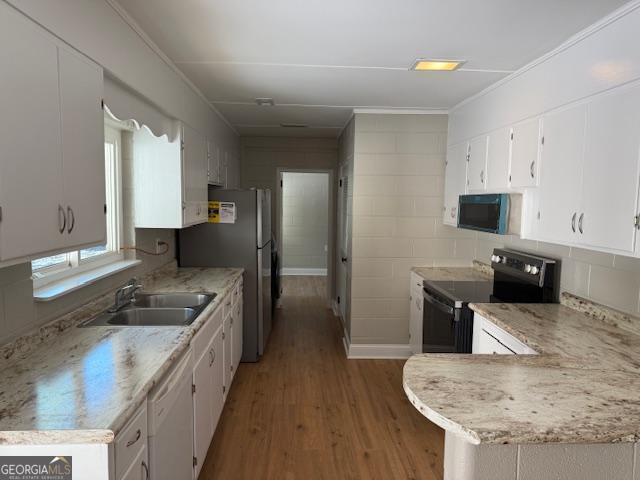 206 Sycamore Way Clarkesville, GA 30523 - Photo 3 of 19 a kitchen with granite countertop a sink stove and refrigerator