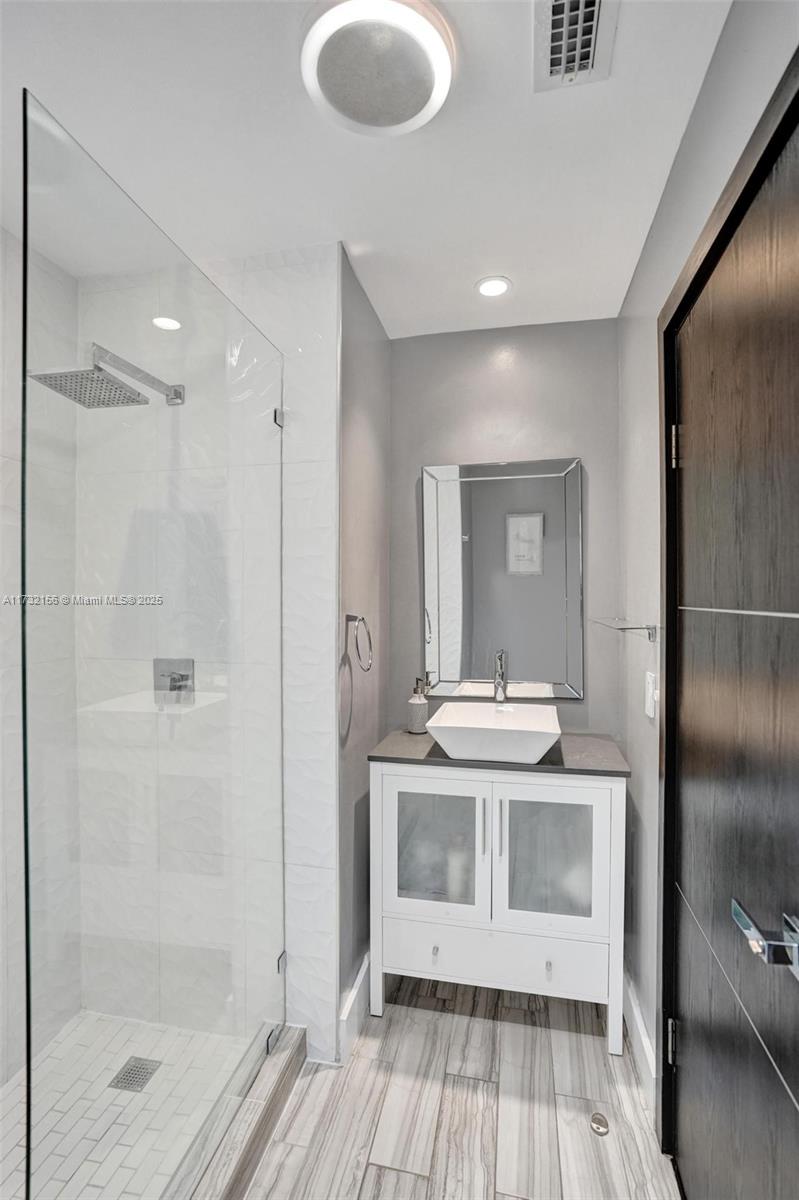 3507 Green Leaf Circle, Unit 2004 Hollywood, FL 33021 - Photo 28 of 33 a spacious bathroom with a shower sink and mirror