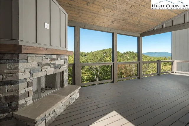 a view of livingroom with furniture
