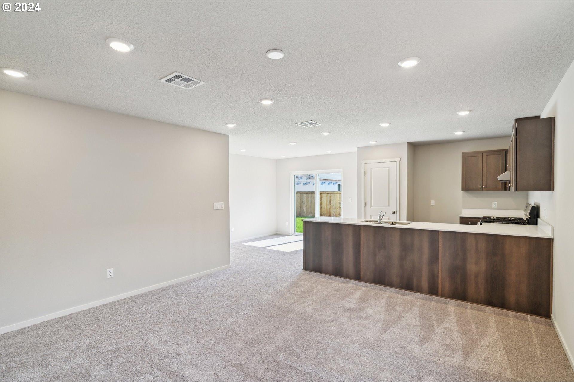 699 Minnesota Street Lebanon, OR 97355 - Photo 3 of 19 Gallery Image 3