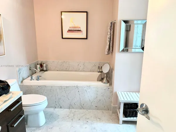 $3,200 | 253 Northeast 2nd Street, Unit 1008, Miami, FL 33132