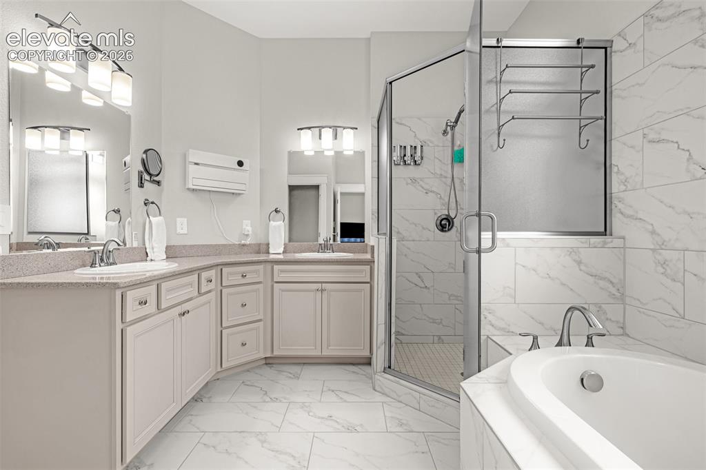 260 Eagle Summit Point, Unit 101 Colorado Springs, CO 80919 - Photo 5 of 33 Primary 5-piece bathroom