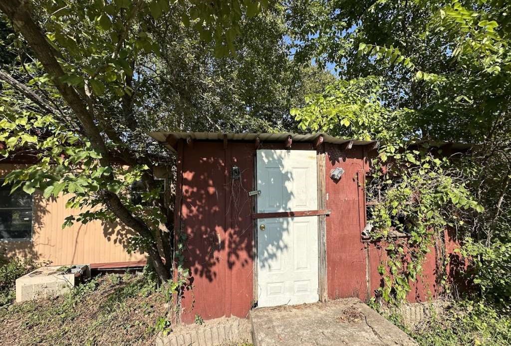 602 East Navasota Street Groesbeck, TX 76642 - Photo 12 of 13 a picture of tree